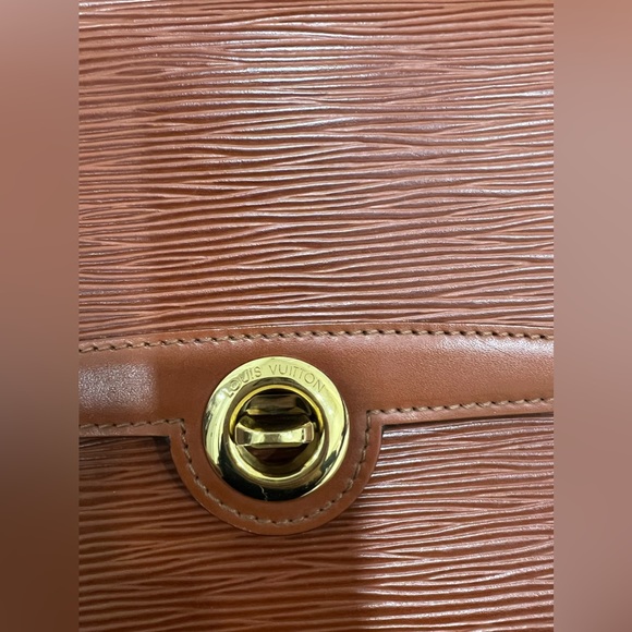 ❌SOLD❌Louis Vuitton Epi Leather Crossbody and Clutch - Picture 5 of 11